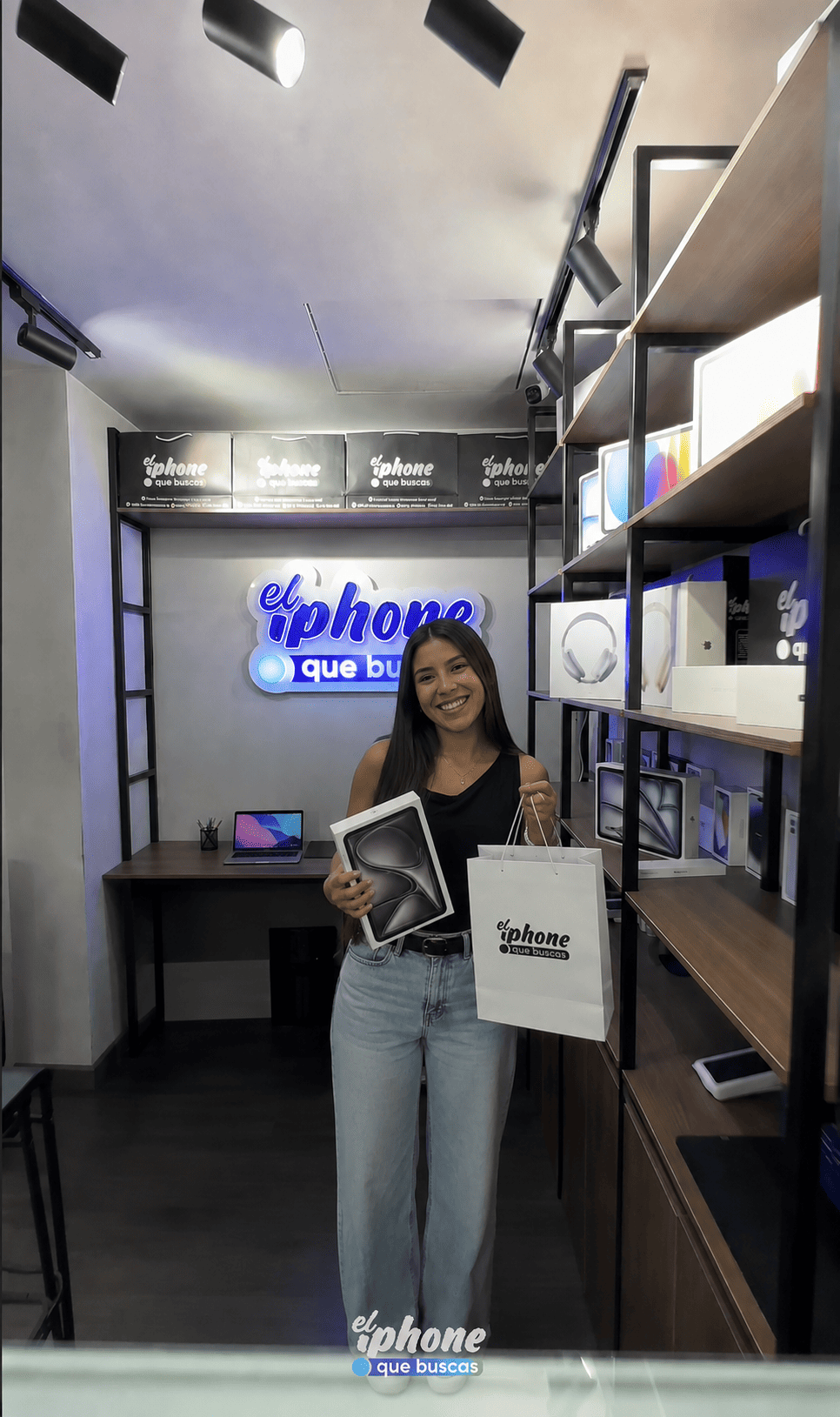 Entrega de MacBook a cliente feliz